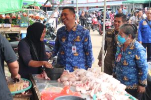 Sidak Pasar Ngabang, Gutmen Pastikan Kebutuhan Sembako Jelang Natal Aman
