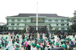 Pangdam XII/Tpr Bernyanyi dan Joget Komando Bersama Ribuan Anak-anak