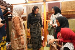 Persit Kodam Tanjungpura Tampilkan Kreasi Tenun Sidan di Jakarta 