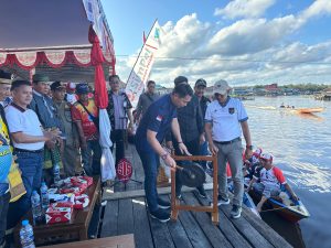 Sis Tutup Lomba Sampan Bidar Tradisional di Selimbau