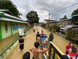 Banjir Rendam Menyuke, Karolin Kirim Tim Relawan KREN dan PMI