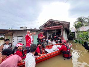 1.889 Paket Sembako Telah Disalurkan PMI Landak Untuk Bencana Banjir