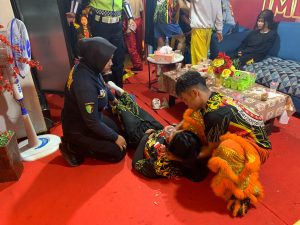 Bantu Warga yang Pingsan, Bentuk Sigap Sidokes Polresta Pontianak 