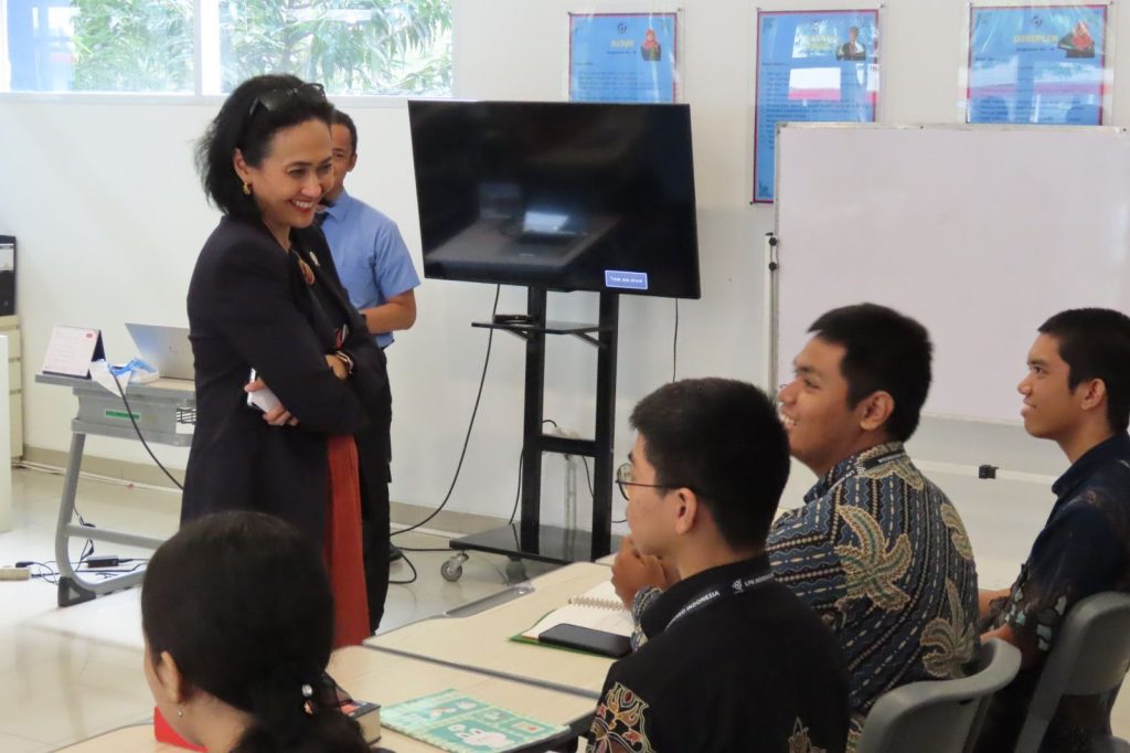 Wamen P2MI Kunjungi SMK Mitra Industri MM 2100, Christina : Perkuat Pelajaran Bahasa Asing