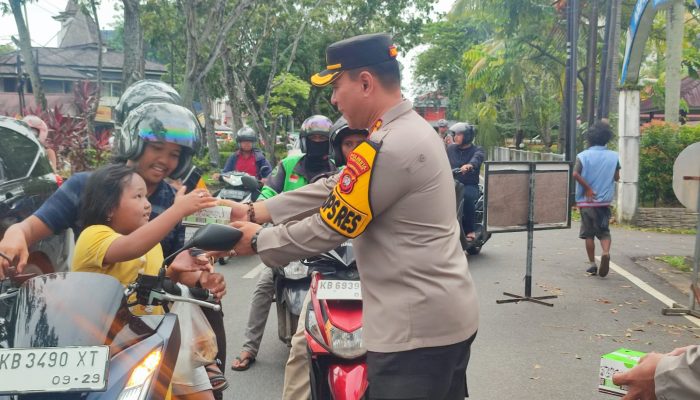 Kapolresta Pontianak Berbagi Takjil kepada Warga Jelang Berbuka Puasa 