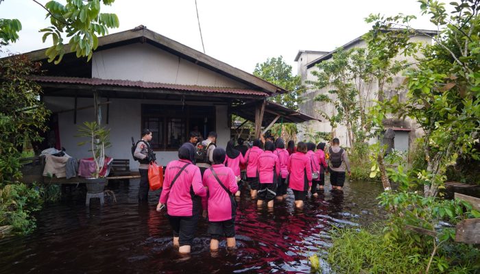 Polda Kalbar dan Bhayangkari Polda Kalbar Sebar 450 Nasi Kotak ke Korban Banjir Ambawang