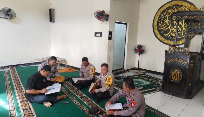 Anggota Polsek Pontianak Timur Laksanakan Tadarus Bulan Ramadan
