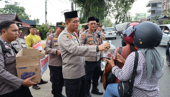 Kapolresta Pontianak Bersama Kapolsek Pontianak Utara Berbagai Takjil Ramadan 
