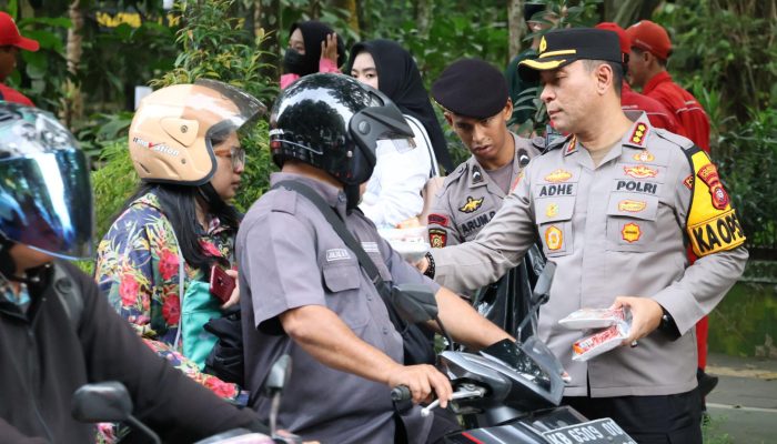 Polresta Pontianak Bagikan 10.000 Takjil di Bundaran Degulis Untan