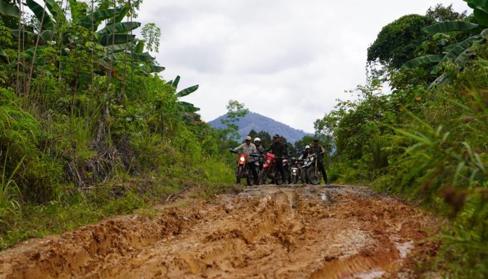 Sis Bersama Dandim Putussibau Tinjau Karya Bhakti TNI di Rantau Bumbun