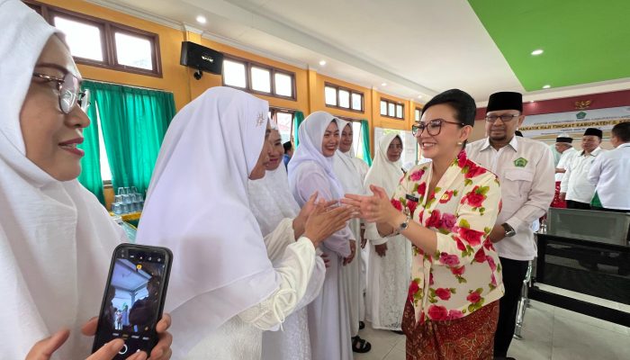 Buka Manasik Haji, Karolin Ingatkan Calon Jemaah Haji Landak Jaga Kesehatan dan Fisik 