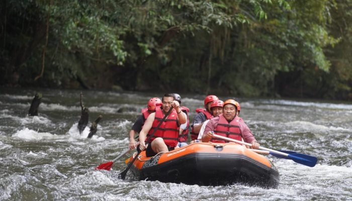 Arung Jeram Rantau Kalis Surganya Wisata Air di Kapuas Hulu 