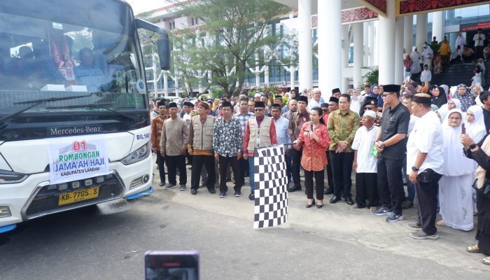 Lepas Keberangkatan Jemaah Haji Landak, Karolin : Dari Pemkab Para Jamaah Dapat Uang Saku Rp 1 juta