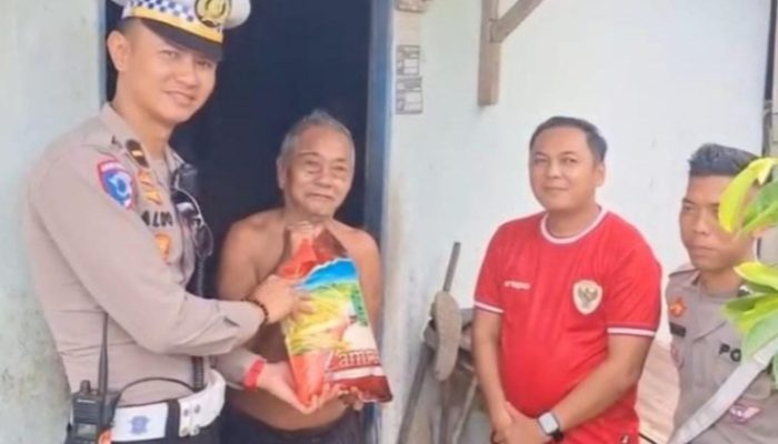 Jumat Berkah Satlantas Polres Sekadau, Santuni Lansia di Desa Peniti