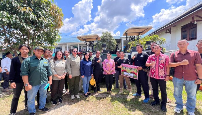 Bupati Landak Karolin Serahkan 58 Unit Alsintan serta 15,63 Ton Benih Jagung 