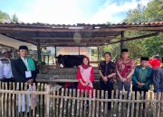 Karolin Serahkan Sapi Limousin Bantuan Presiden Prabowo di Riam Panjang 