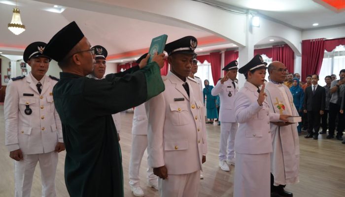 Bupati Kapuas Hulu Fransiskus Diaan Lantik 8 Kades Terpilih Antar Waktu 