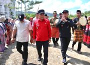Sukardi Dampingi Wagub Kalbar Penyerarahan Prasasti SMKN 1 Silat Hulu