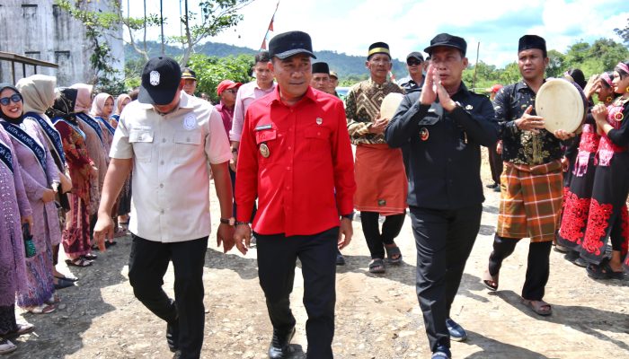 Sukardi Dampingi Wagub Kalbar Penyerarahan Prasasti SMKN 1 Silat Hulu