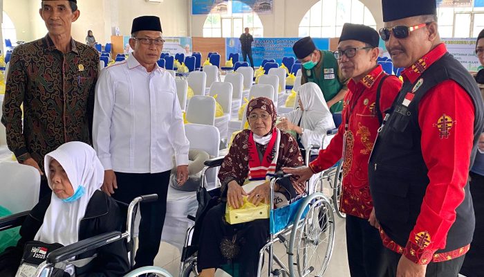 Sukardi Sambut Kedatangan 131 Jamaah Haji Asal Kapuas Hulu 