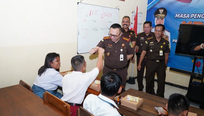 Hari Pertama Masuk Sekolah, Kejari Blitar Gelar MBG di SLB Santa Theresia
