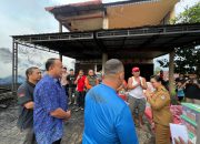 Bupati Karolin Serahkan Bantuan Kepada Korban Kebakaran