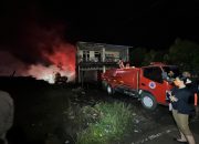 Bupati Karolin Pantau Pemadaman Lokasi Kebakaran Ruko di Jalan Serimbu Hingga Tengah Malam 