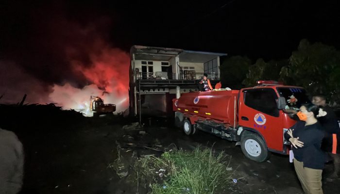 Bupati Karolin Pantau Pemadaman Lokasi Kebakaran Ruko di Jalan Serimbu Hingga Tengah Malam 