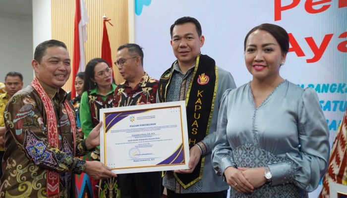 Fransiskus Diaan Terima Piagam Pengukuhan Ayah GenRe Kapuas Hulu