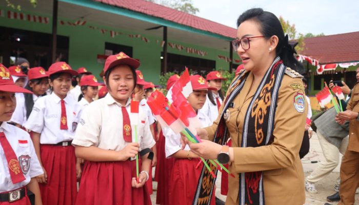 Bupati Landak Bagikan Bendera Merah Putih dan Progres Program MBG di SDN 02 Ngabang