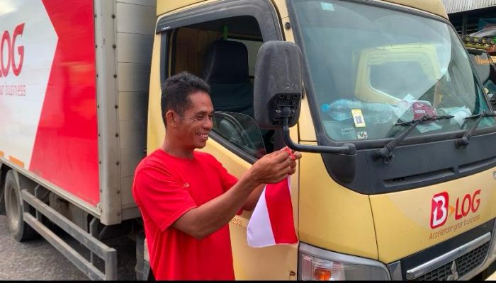 Semarak HUT RI ke 80, Organda Kalbar Bagikan 600 Bendera Merah Putih 