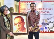 HUT RI ke 80 Menteri Kebudayaan Luncurkan Prangko Para Pendiri Bangsa