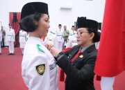 Bupati Landak Karolin Margret Natasa Kukuhkan Paskibraka Landak