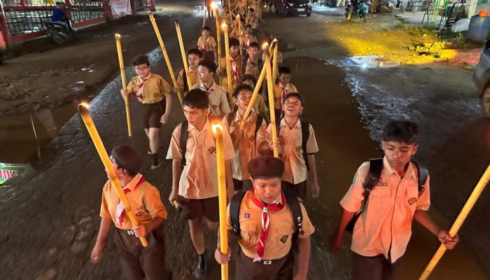 Ratusan Pelajar di Toba Meriahkan Pawai Obor Semarakkan HUT ke 80 RI