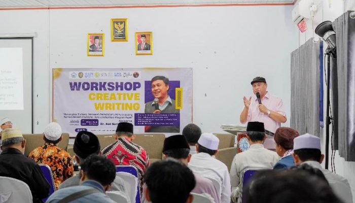 Jadi Pemateri di STAI Al-Fatah dan Poltek Bhakti Kartini, Aat : Banyak Dosen dan Mahasiswa Merasa Kesulitan untuk Membuat Tulisan Ilmiah