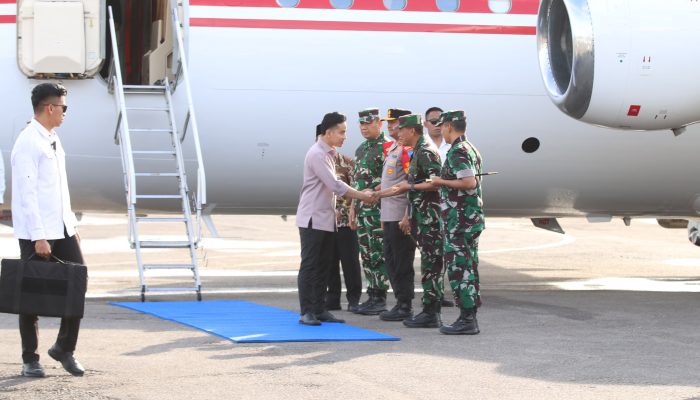 Pangdam bersama Forkopimda Sambut Kedatangan Wapres di Kalbar