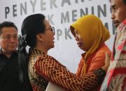 Bupati Landak Serahkan Santunan Kecelakaan Siswa Magang Kepada Ahli Waris