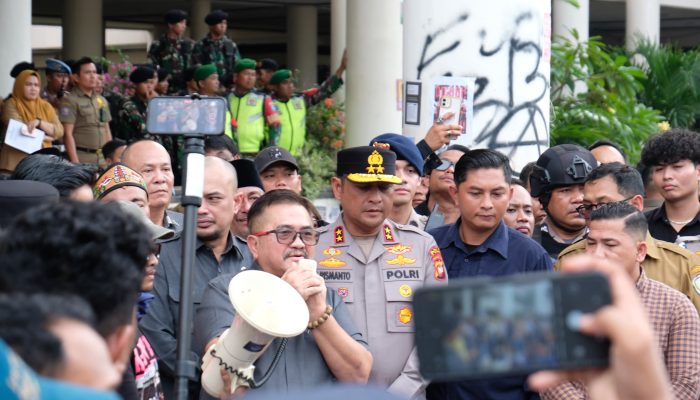 Ketua DPRD Kalbar Temui Pendemo, Aloysius : Kita Apresiasi Aksi Damai Hari ini