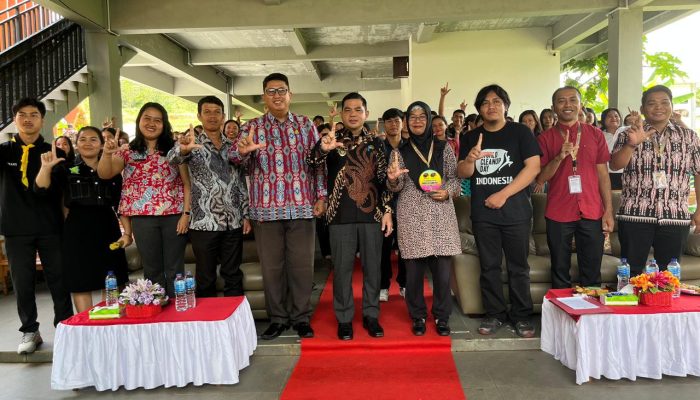 Erani Buka Kegiatan World Cleanup Day Kabupaten Landak 2025