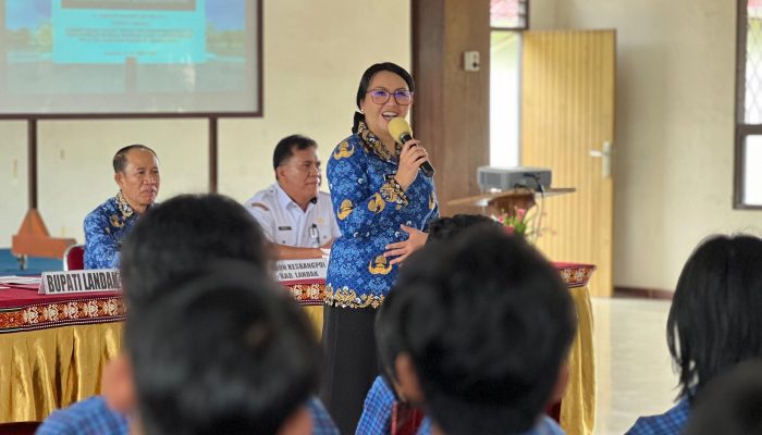 Bupati Landak Berikan Pendidikan Politik Bagi Pemilih Pemula di SMA Maniamas Ngabang