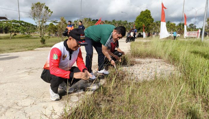 Jumat Bersih Kawasan GOR Patih Gumantar Bersama Wabup Landak