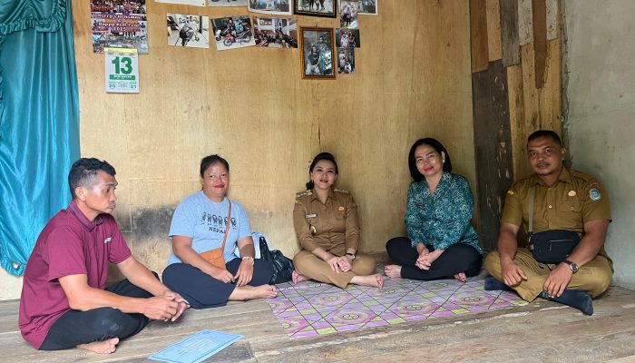 Bupati Landak Serahkan Bantuan RTLH dari Pemprov Kalbar di Amboyo Selatan