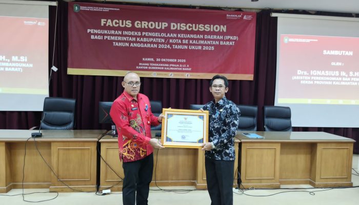 Mewakili Bupati Landak, Sekban Bappeda Terima Penghargaan IPKD 