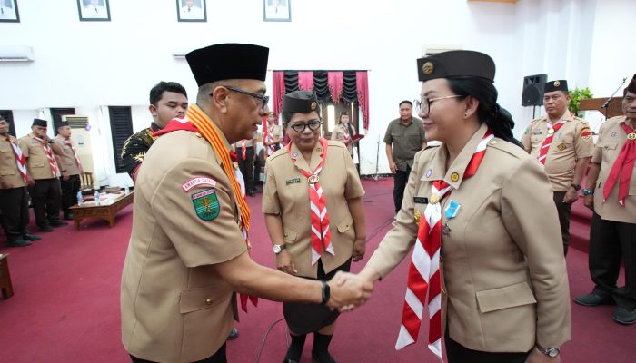 Ketua Kwarda Pramuka Kalbar, Lantik Karolin Sebagai Ketua Mabicab Landak 