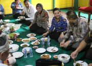 Karolin Makam Saprahan Bersama Masyarakat Landak di Istana Ismahayana