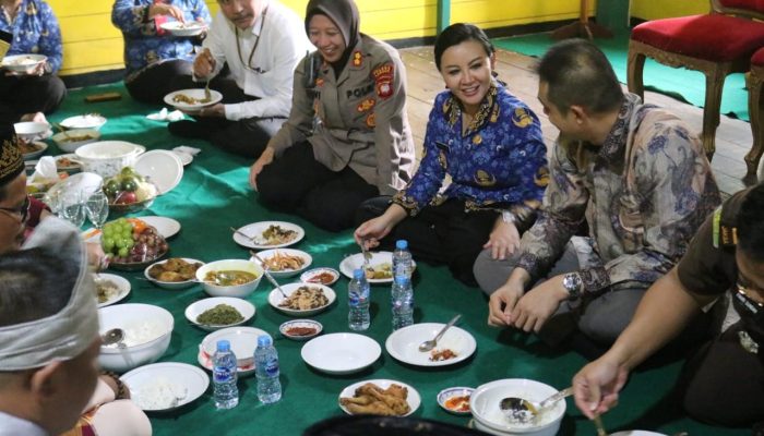 Karolin Makam Saprahan Bersama Masyarakat Landak di Istana Ismahayana
