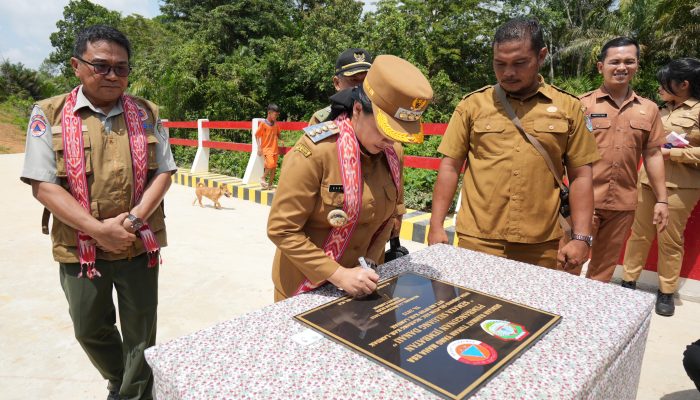 Bupati Landak Resmikan Jembatan Semata Seluang Danau