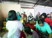 Warga Selaung Danau Antusias Belanja di GPM Bupati Landak 