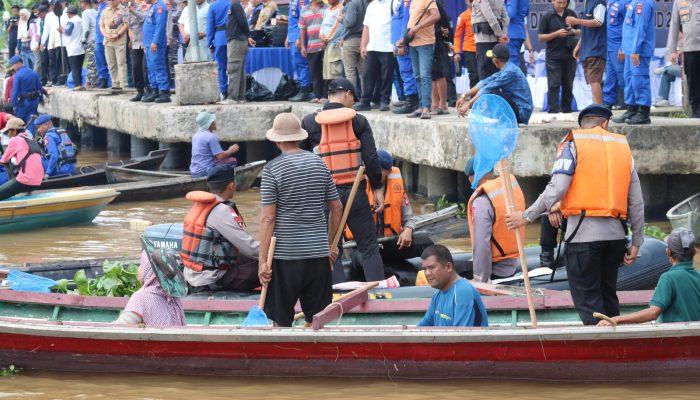 Satbrimob dan Polairud Polda Kalbar Gelar Aksi Bersih Sungai di Sukulanting 