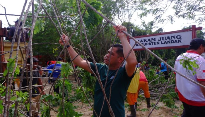 Jumat Bersih, Wabup Landak Bersihkan Makam Juang 